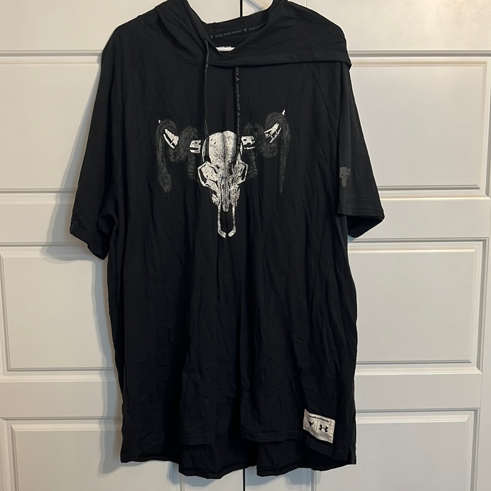 Project rock short sleeve hood shirt
